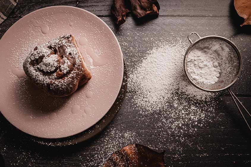 cinnamon roll with powdered sugar